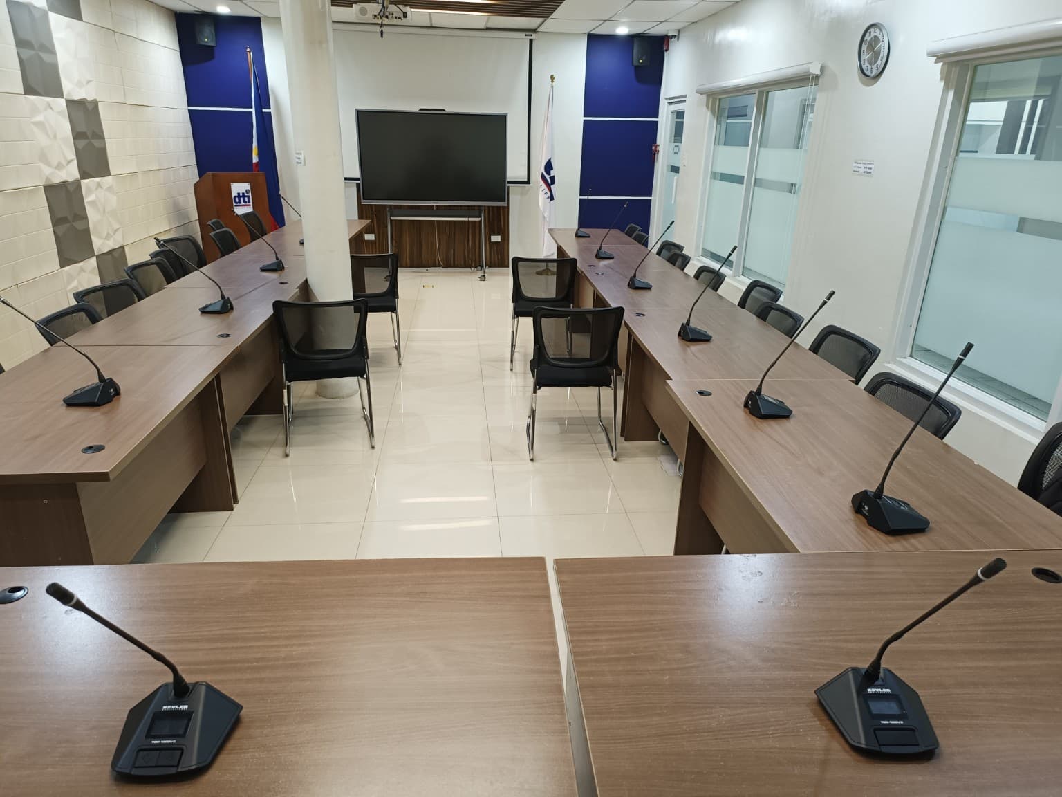 Conference room communication system with table microphones and display