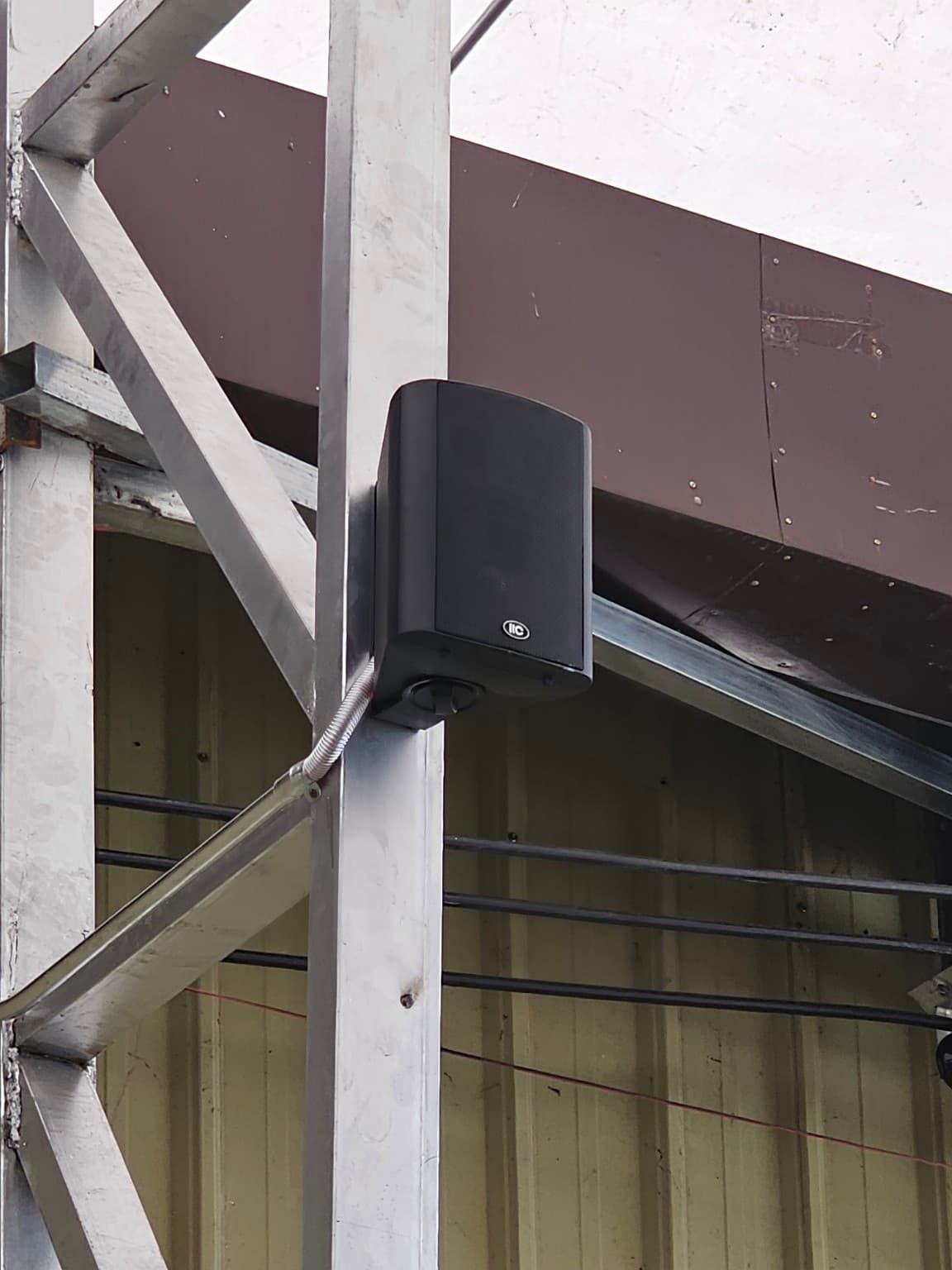 Outdoor wall speaker for a professional audio system